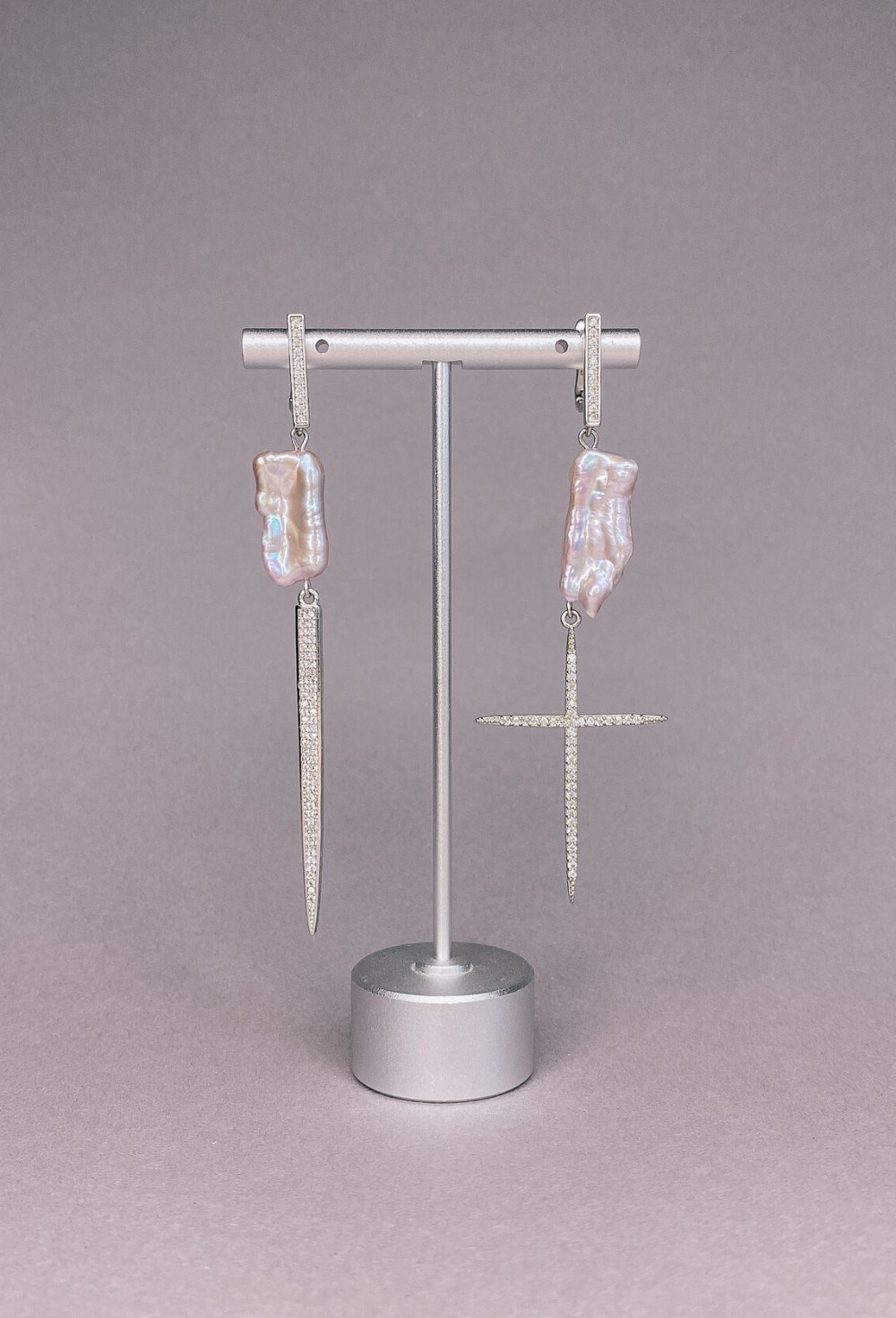 Серьги розовым жемчугом, иглой и изящным крестом - фото 108819