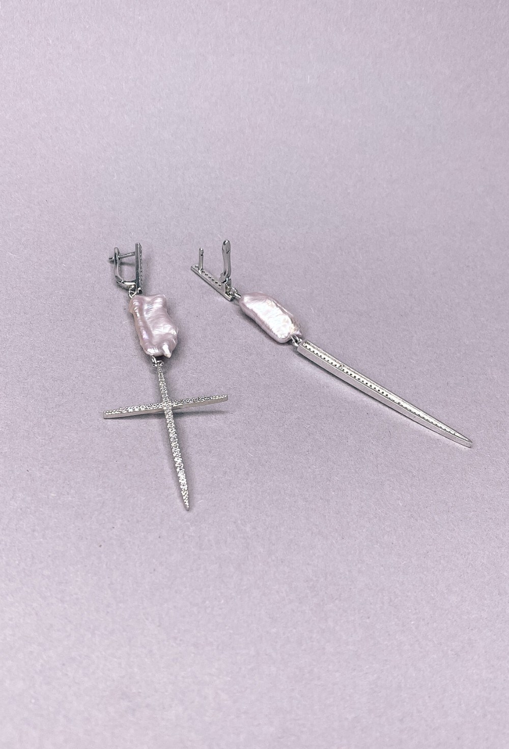 Серьги розовым жемчугом, иглой и изящным крестом - фото 108820