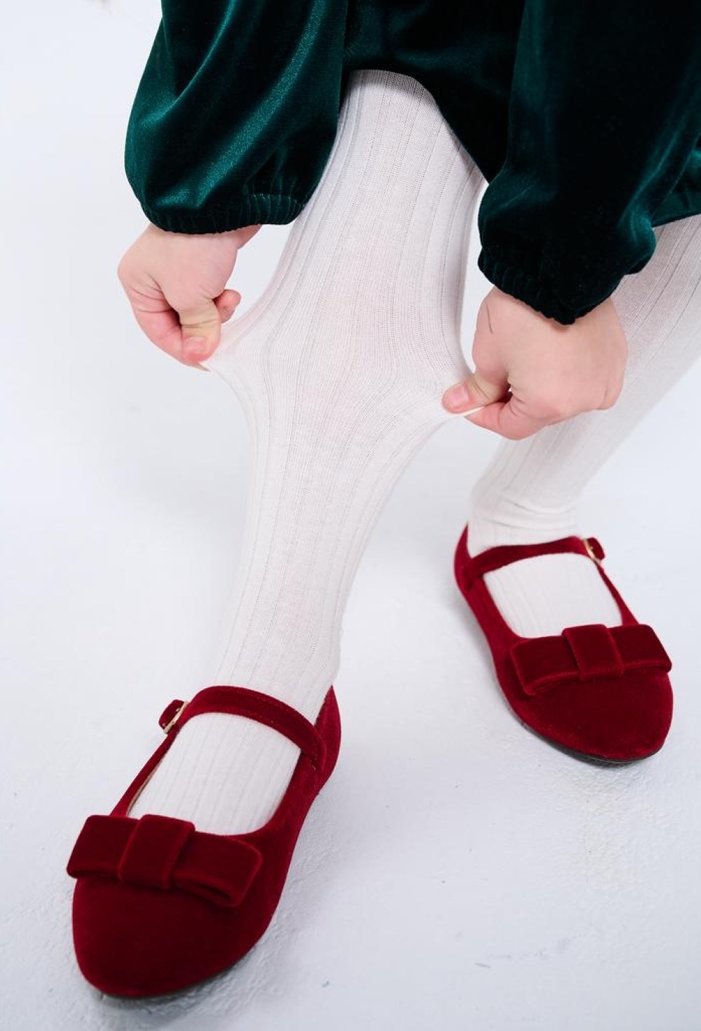 Бархатное платье изумрудного цвета с красным атласным бантом + заколка - фото 109063