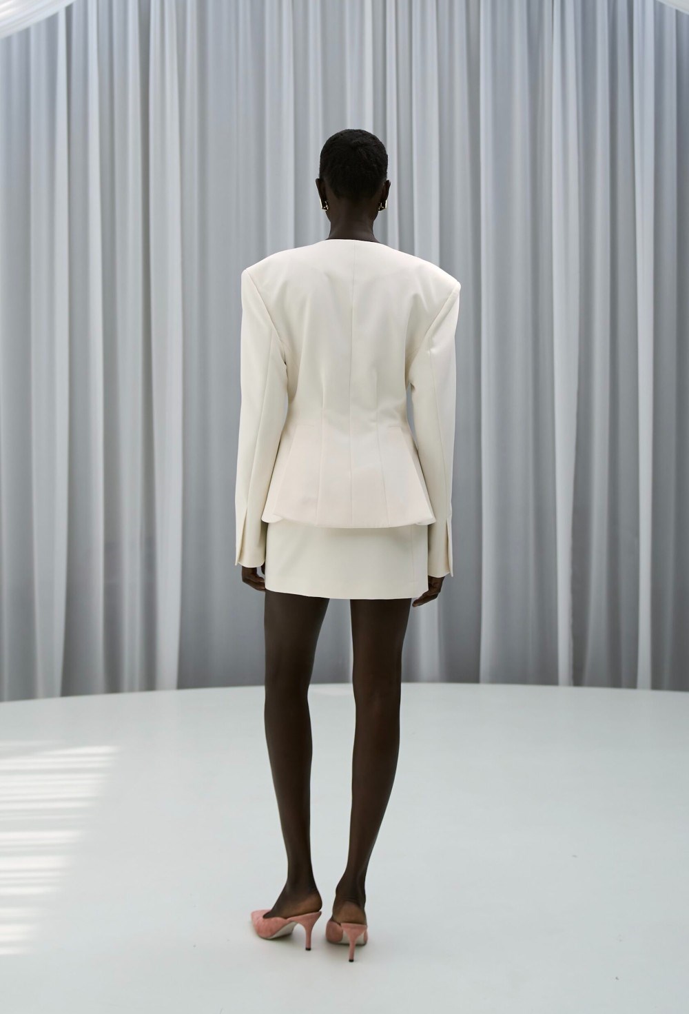 Жакет приталенный с шарфом - фото 109569