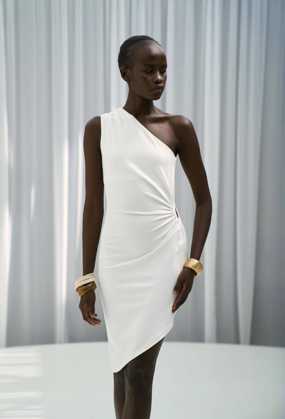 Платье на одно плечо - фото 109603