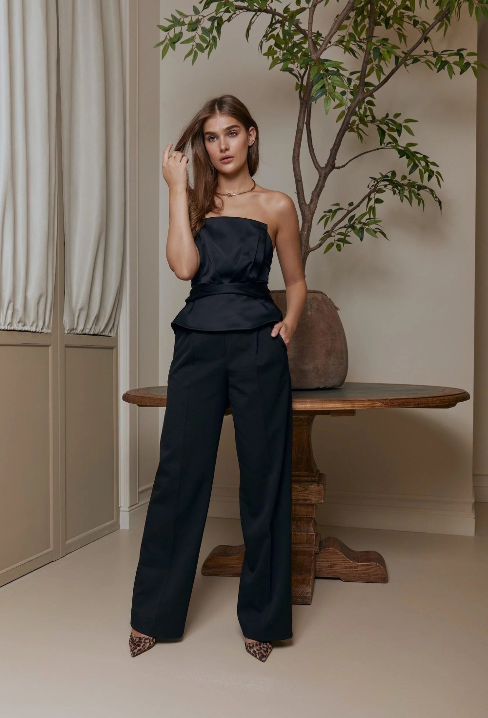 Черные брюки со складкой - фото 109712