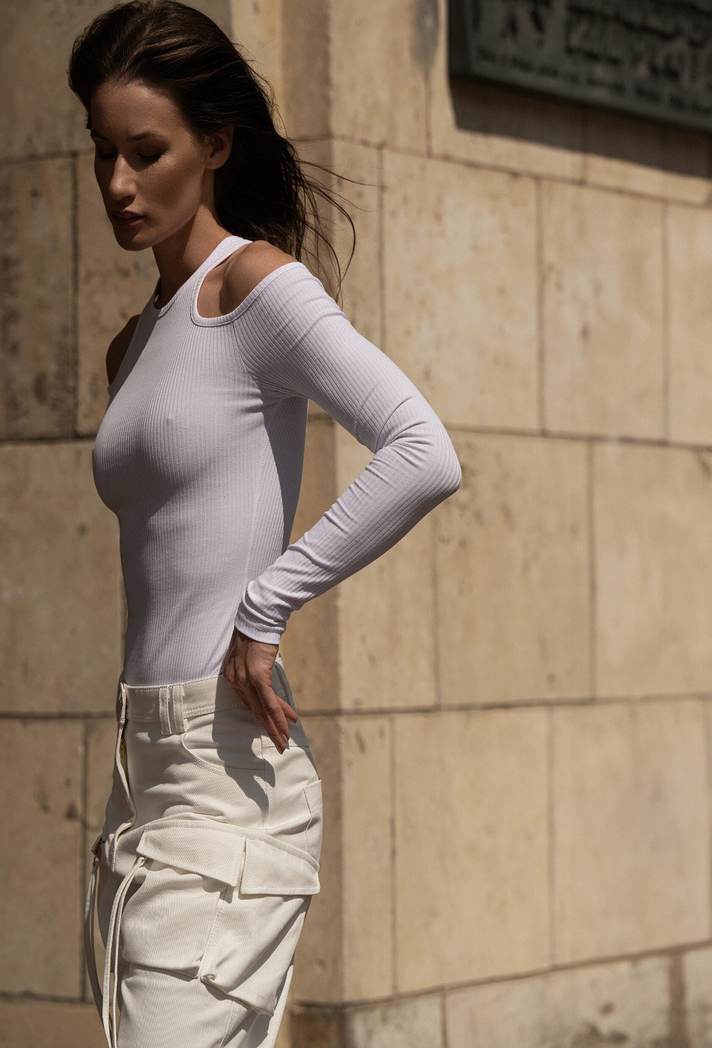 Боди с вырезами на плечах из трикотажа - фото 109873