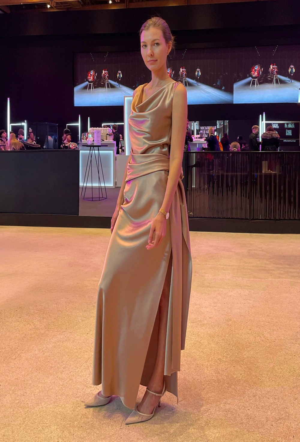 Бежевое платье Акойя из атласа - фото 109888