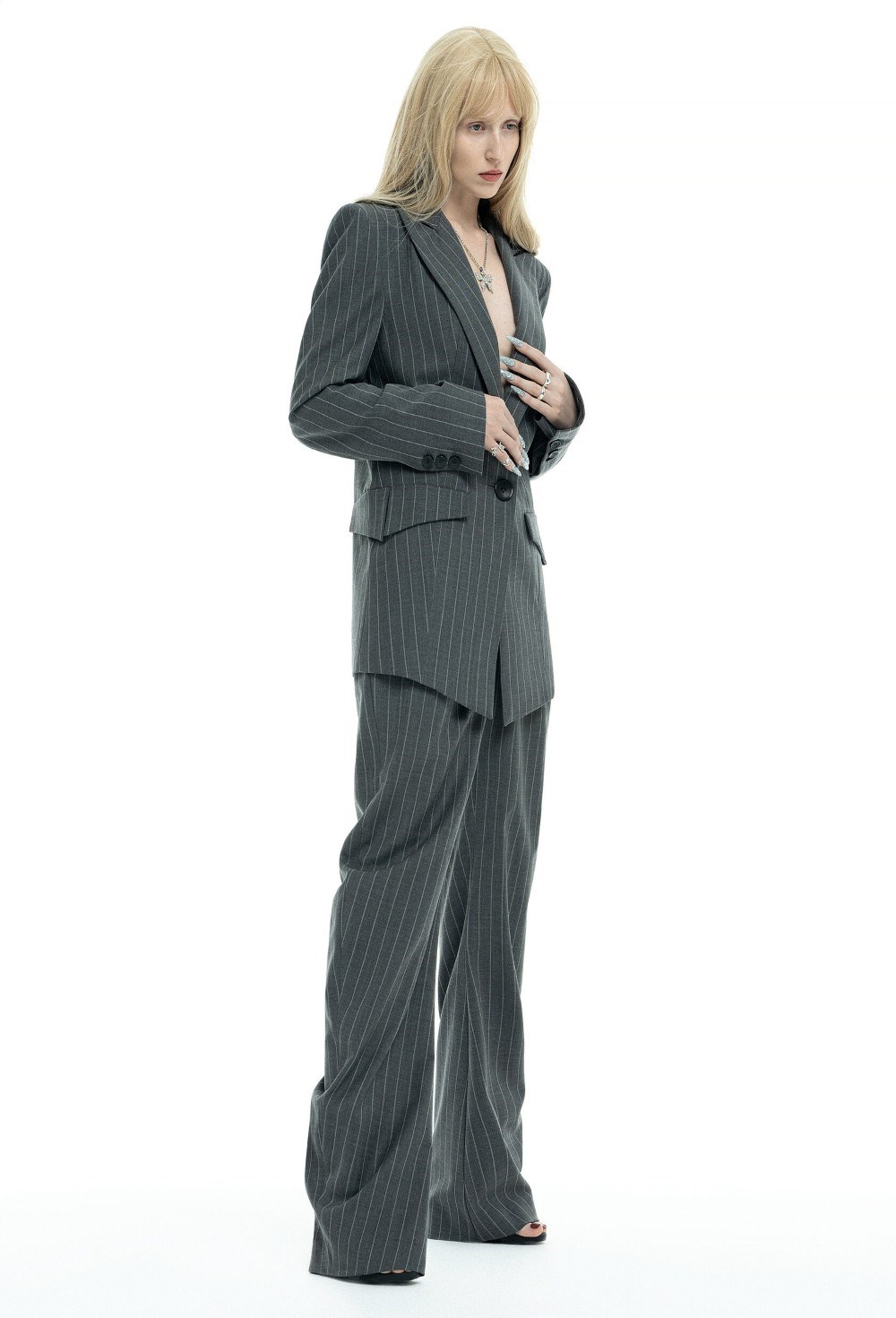 Брюки модельного кроя из тонкой шерсти - фото 109910