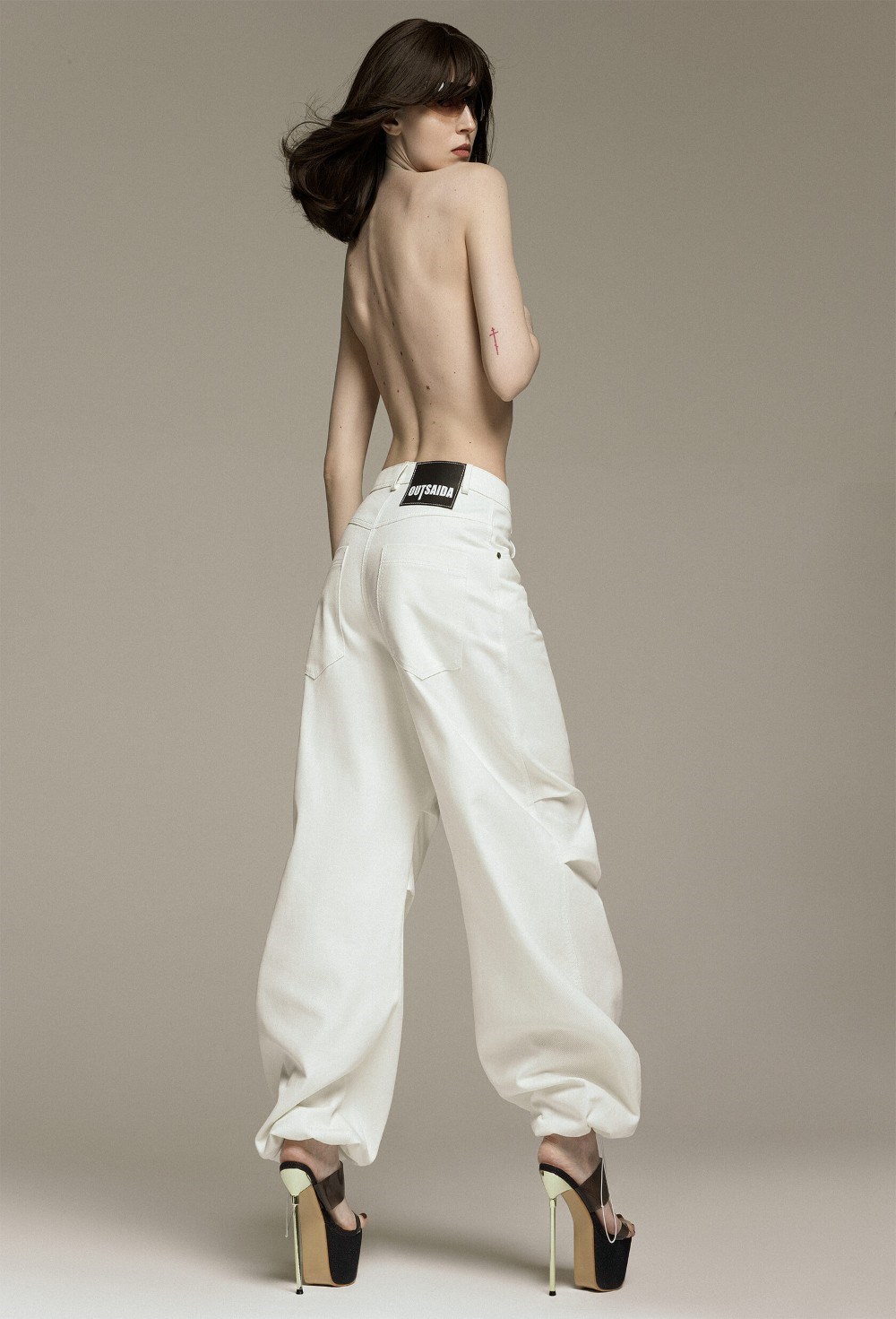 Джинсы белые с защипами на коленях - фото 109938