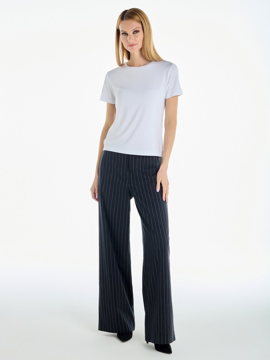 Базовая облегающая футболка из нежнейшей вискозы - фото 110430