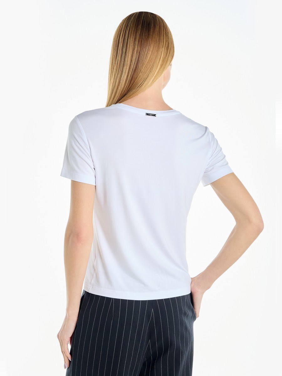 Базовая облегающая футболка из нежнейшей вискозы - фото 110431