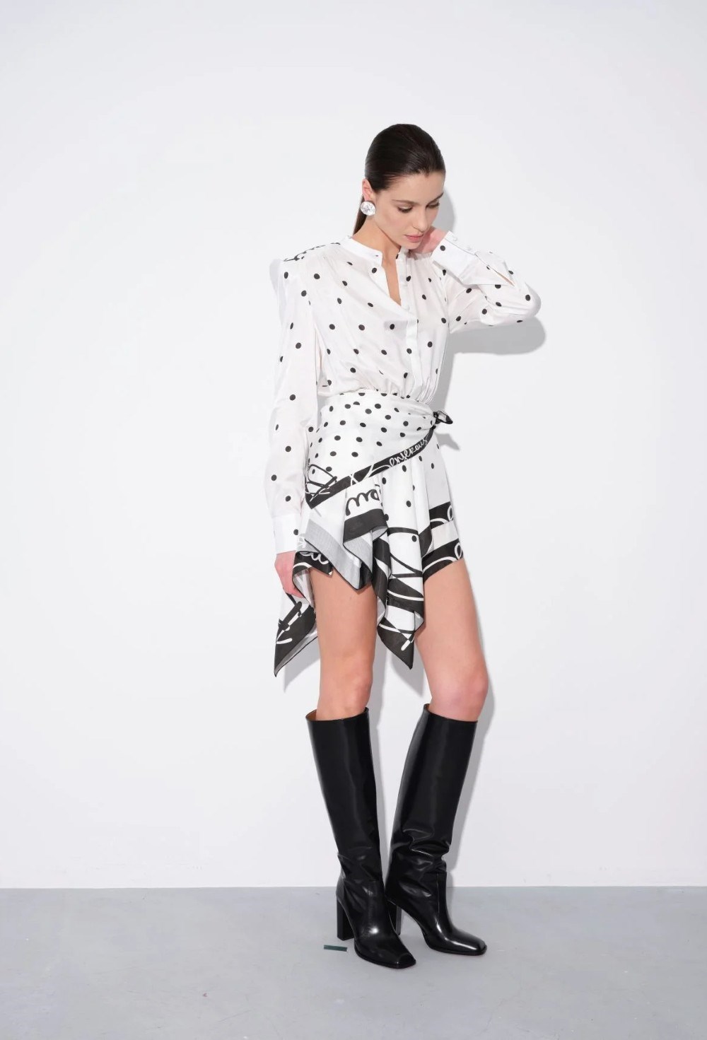 Платье С Акцентными Плечами - фото 110767