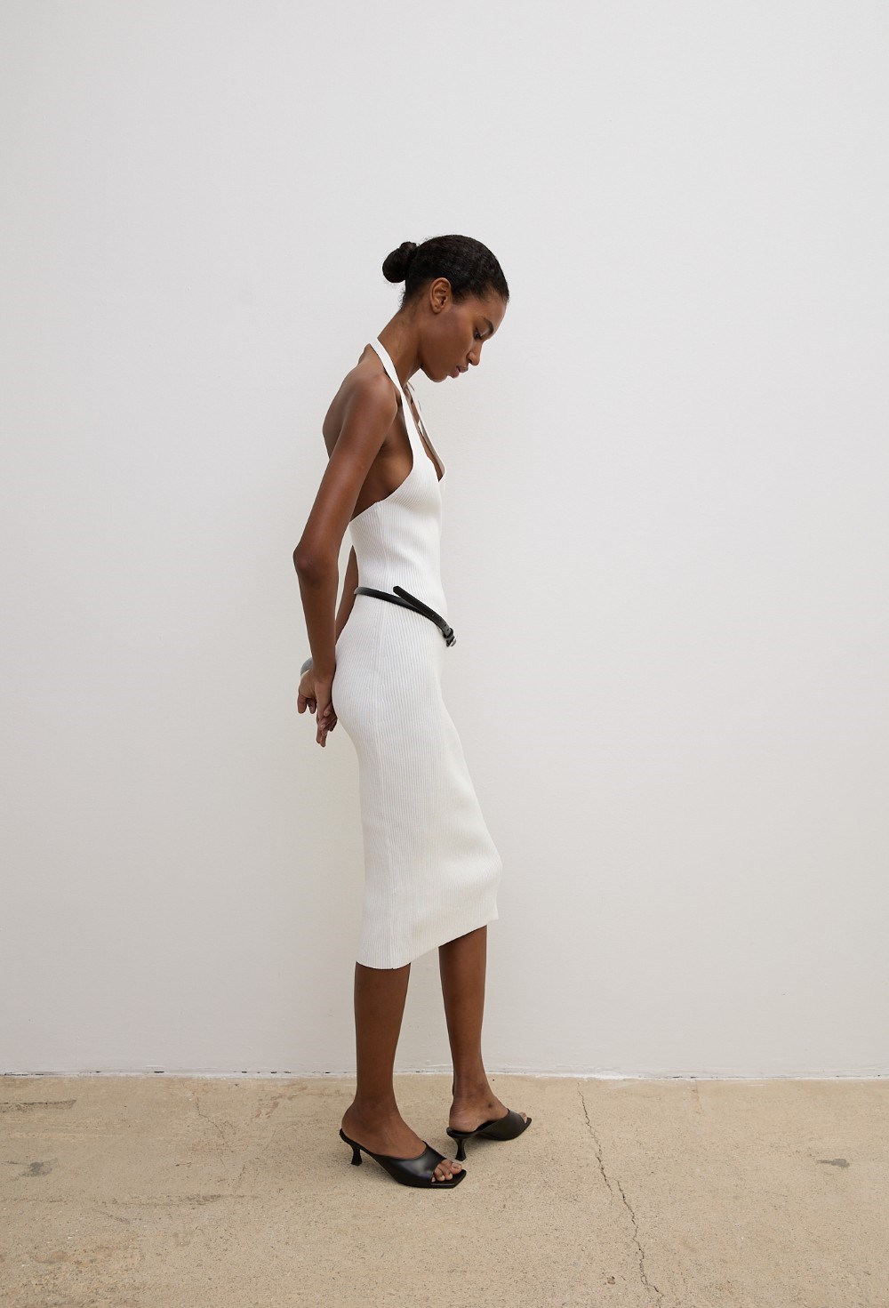 Вязаное платье миди с V-образным вырезом - фото 113576