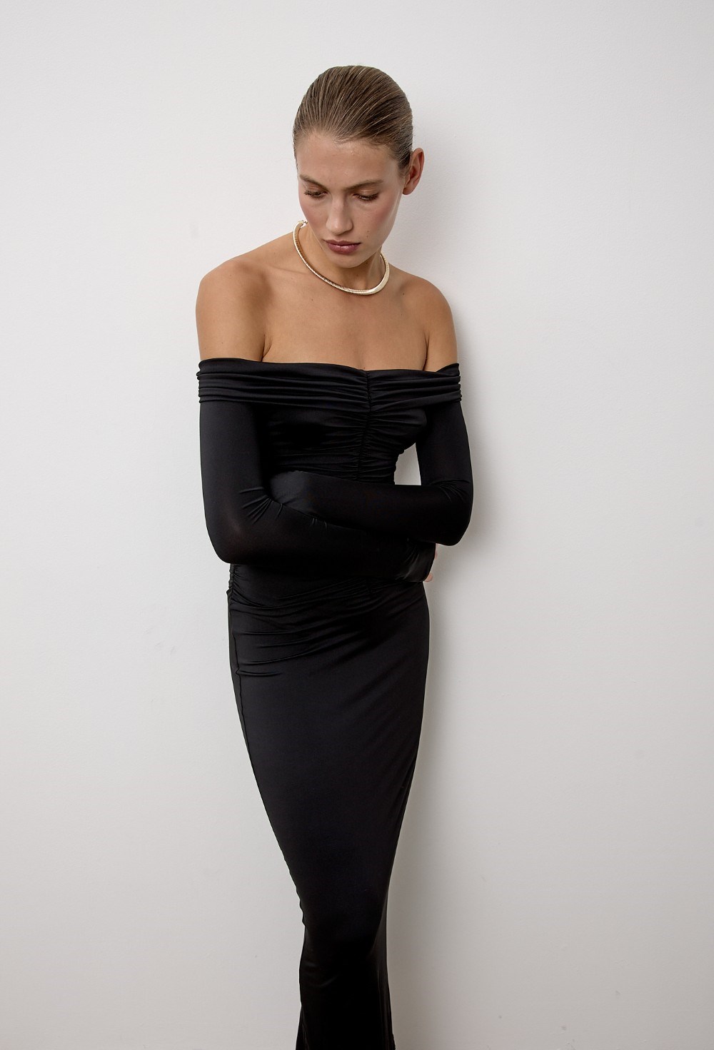 Платье с драпировкой и открытыми плечами - фото 113768