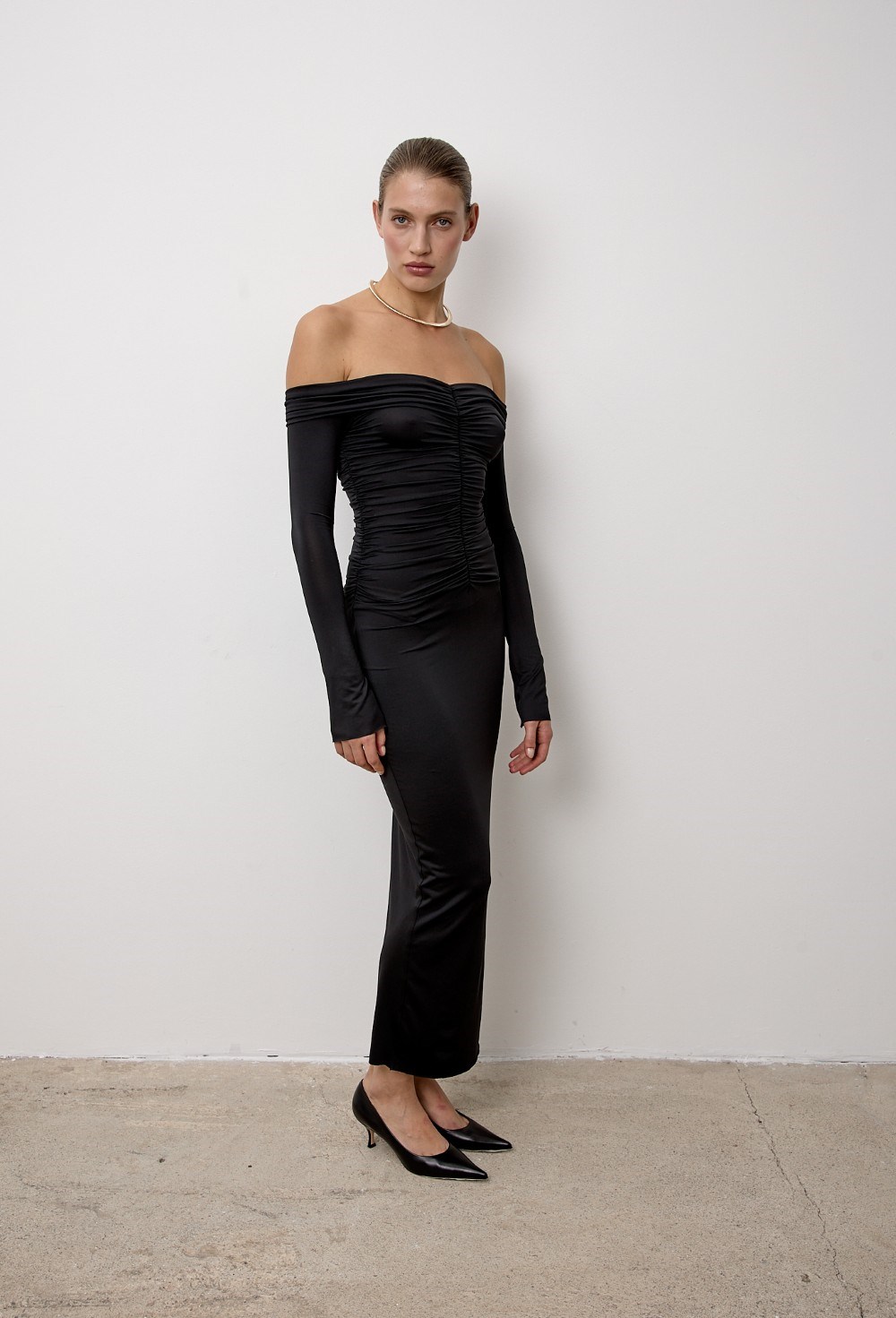 Платье с драпировкой и открытыми плечами - фото 113769