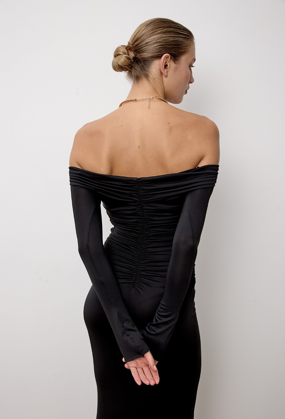 Платье с драпировкой и открытыми плечами - фото 113770