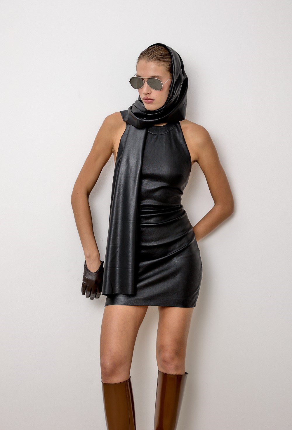 Кожаное платье с открытой спиной - фото 113822