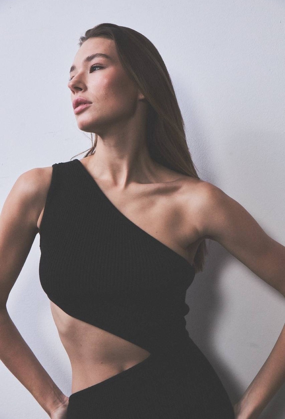 Трикотажное платье с разрезом на талии - фото 113850