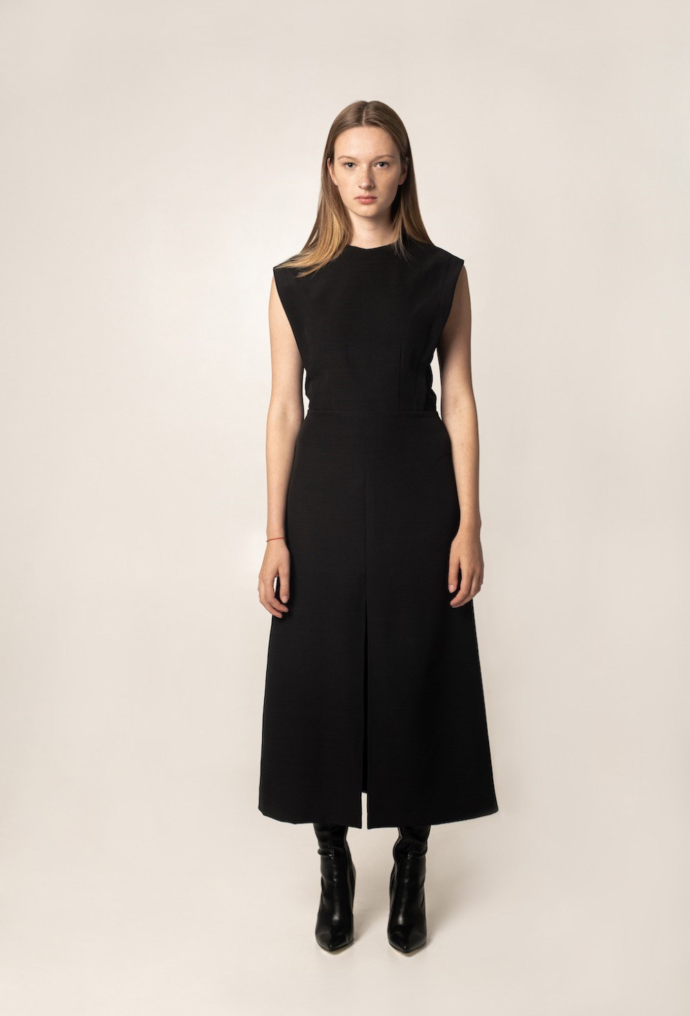 Платье с плечами и разрезом - фото 115276