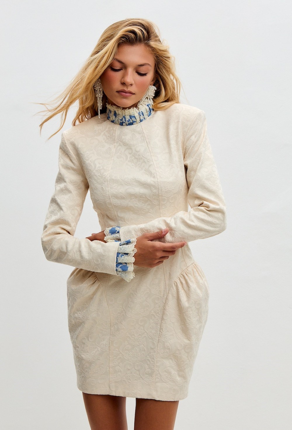 Молочное платье-мини из жаккарда с итальянским кружевом - фото 115308