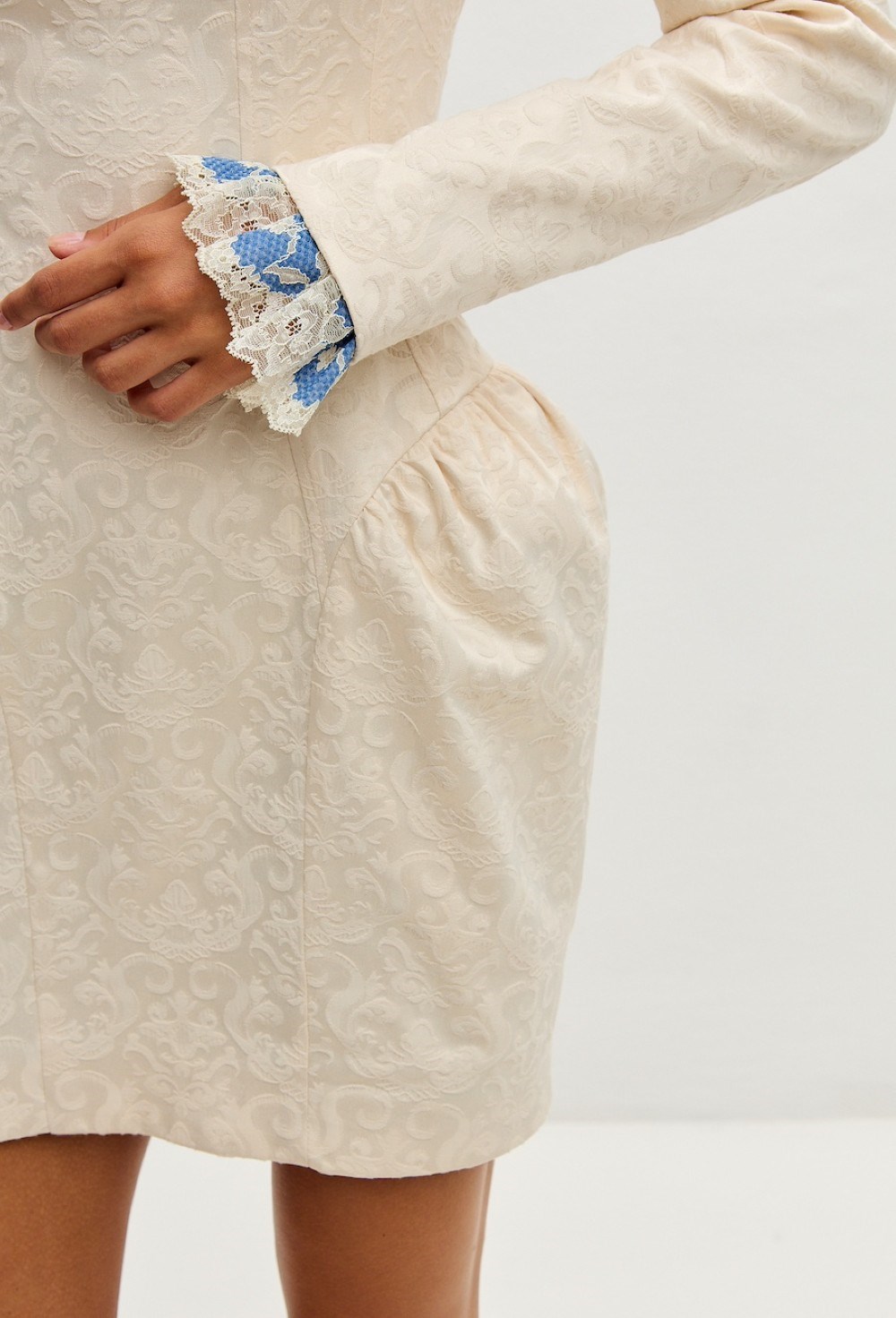 Молочное платье-мини из жаккарда с итальянским кружевом - фото 115309