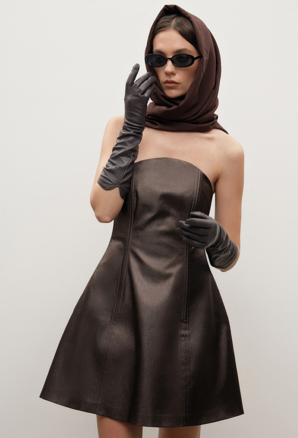 Коричневое корсажное платье-мини - фото 115328