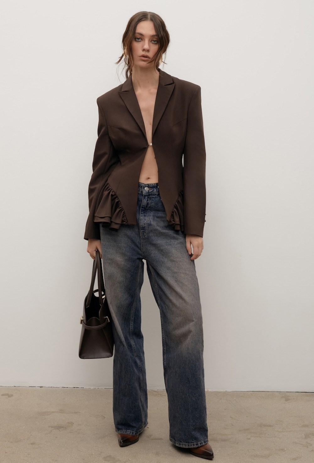 Шоколадный жакет с акцентной баской - фото 115356