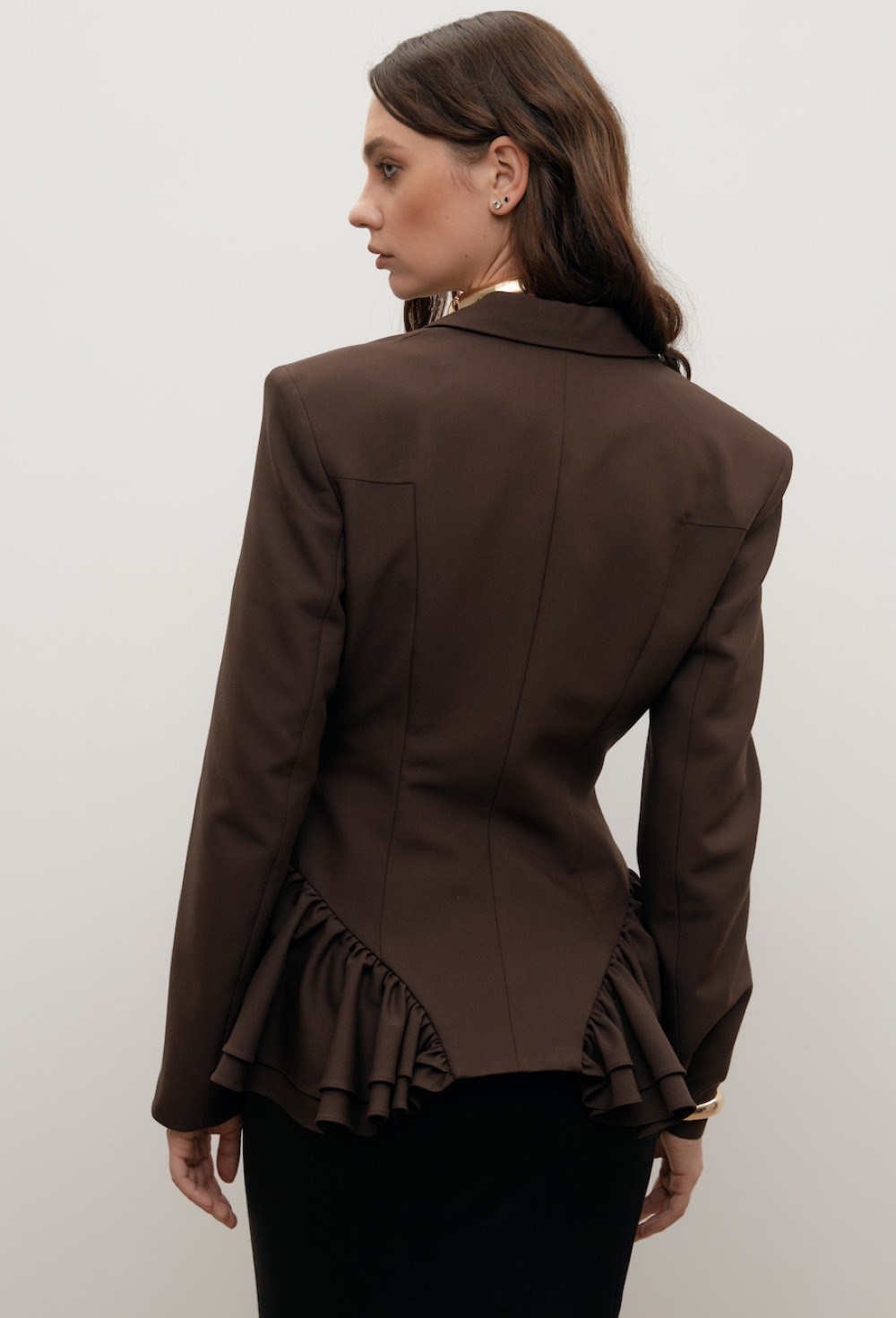 Шоколадный жакет с акцентной баской - фото 115361