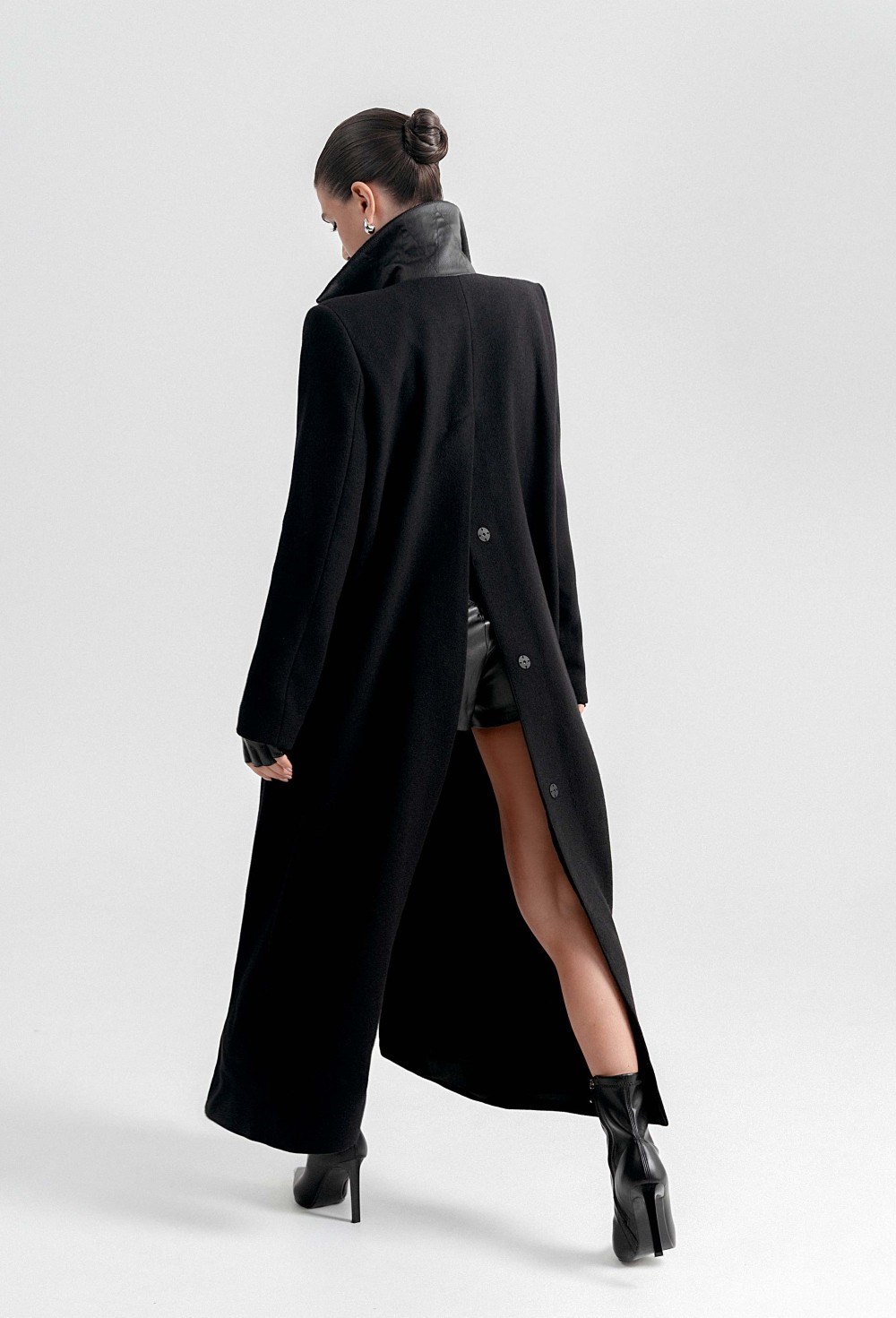 Пальто c разрезом - фото 116741