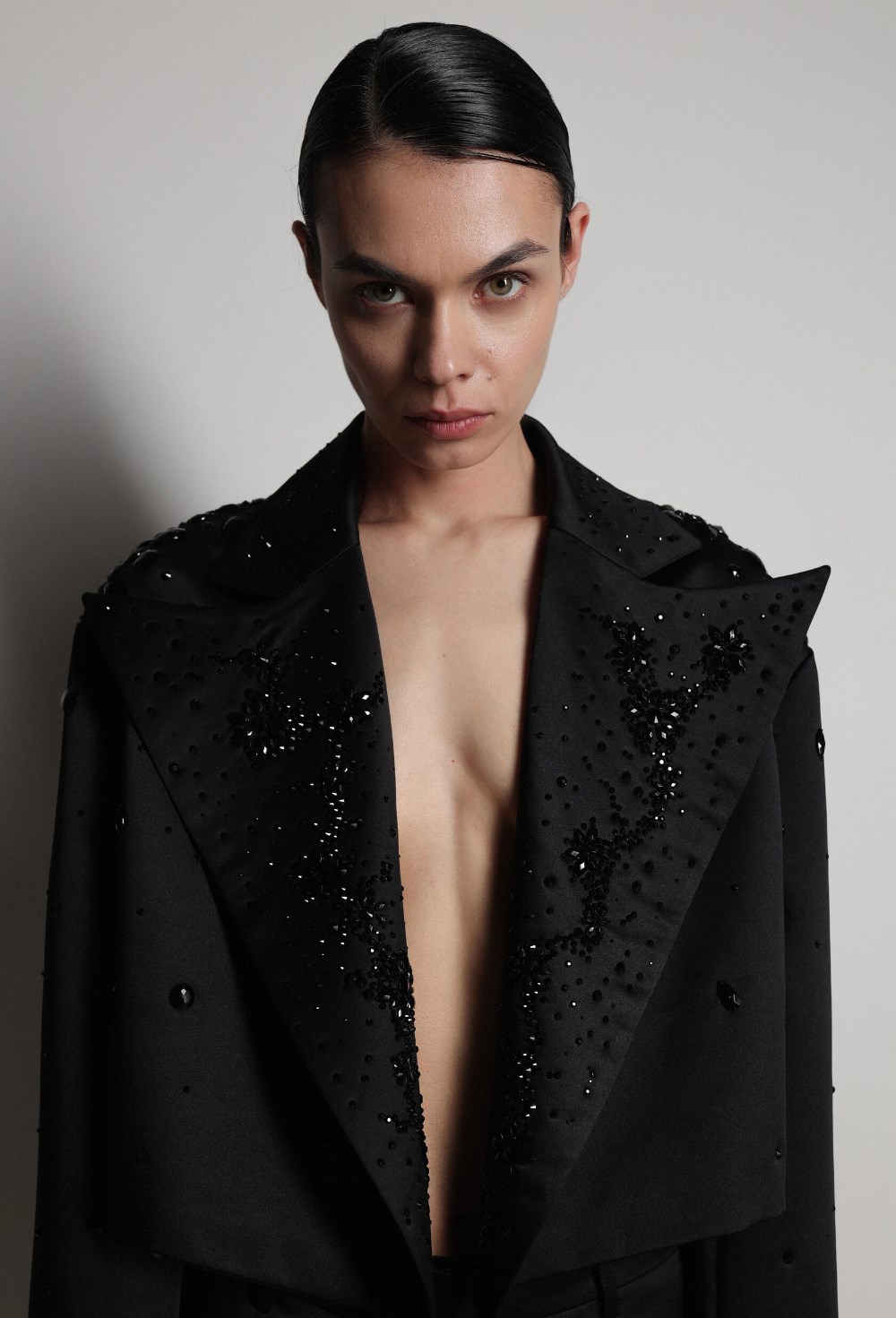 Жакет укороченый со стразами - фото 117206