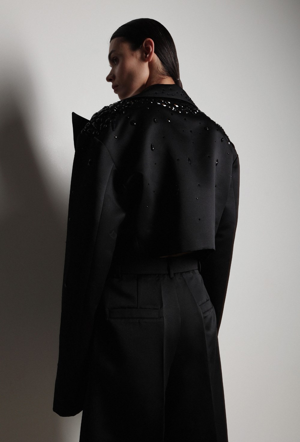 Жакет укороченый со стразами - фото 117207