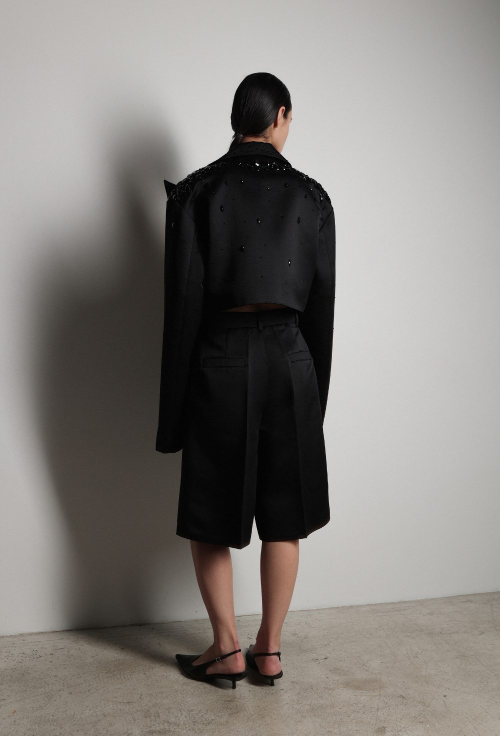 Жакет укороченый со стразами - фото 117208