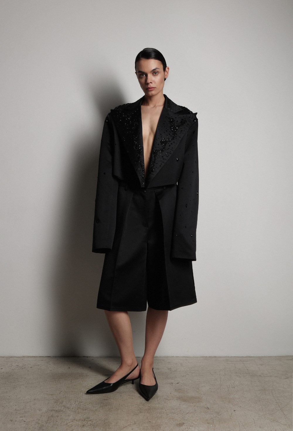 Жакет укороченый со стразами - фото 117209