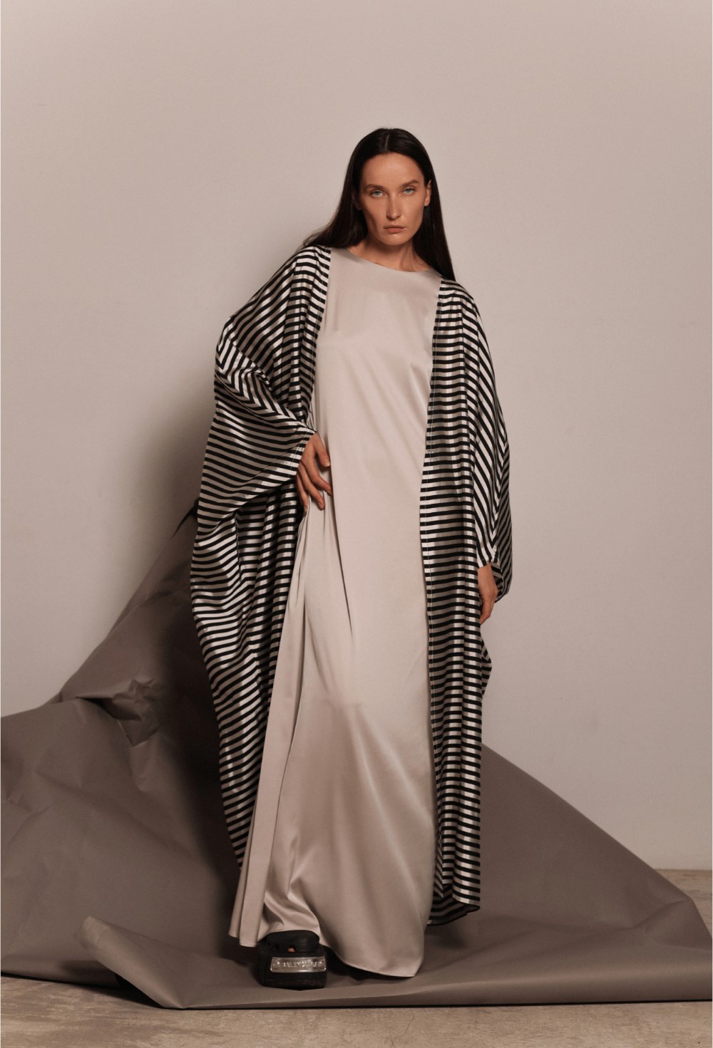 Платье макси с ассиметричными рукавами - фото 117352