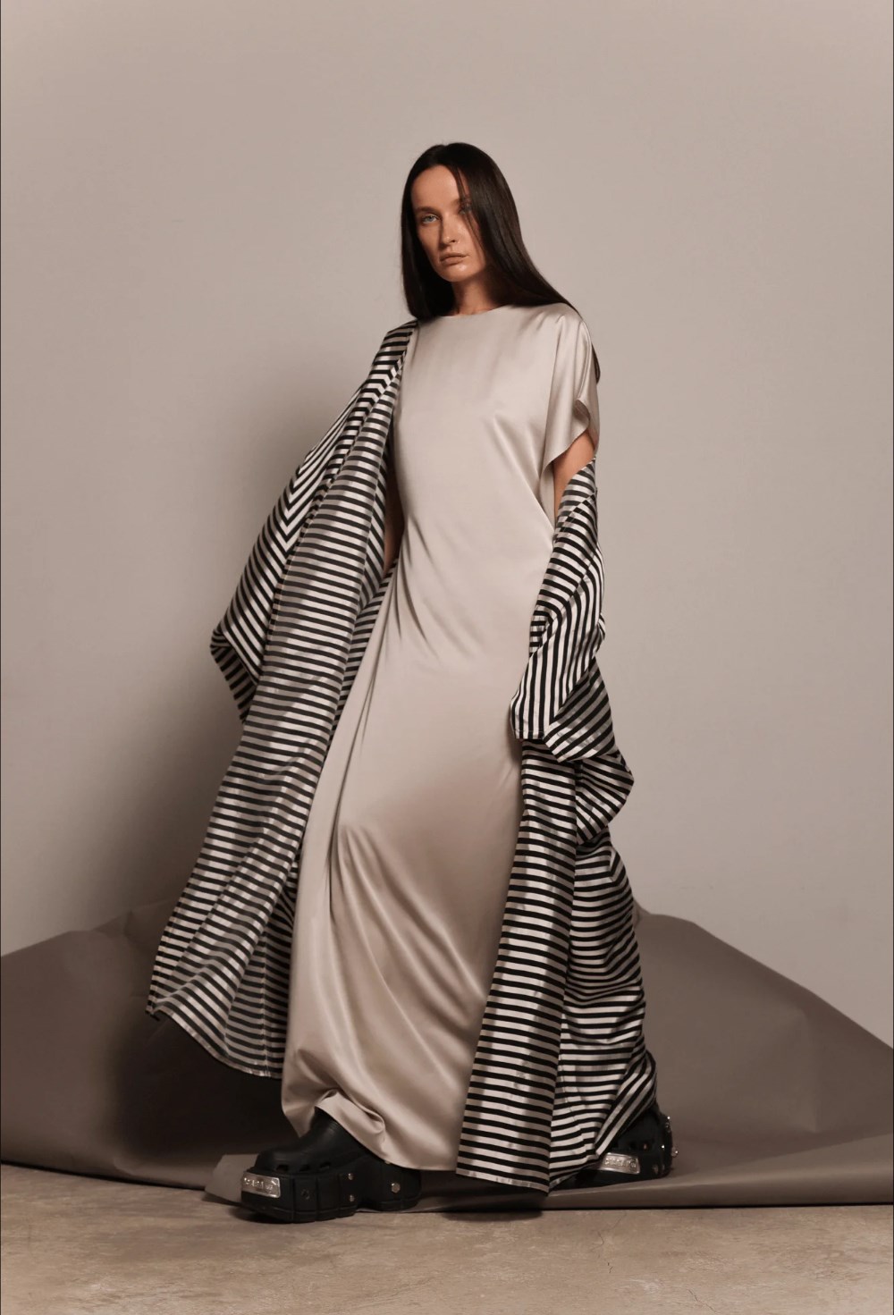 Платье макси с ассиметричными рукавами - фото 117353