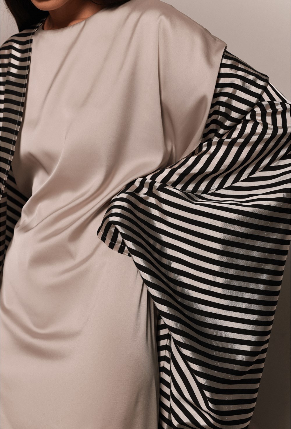 Платье макси с ассиметричными рукавами - фото 117354