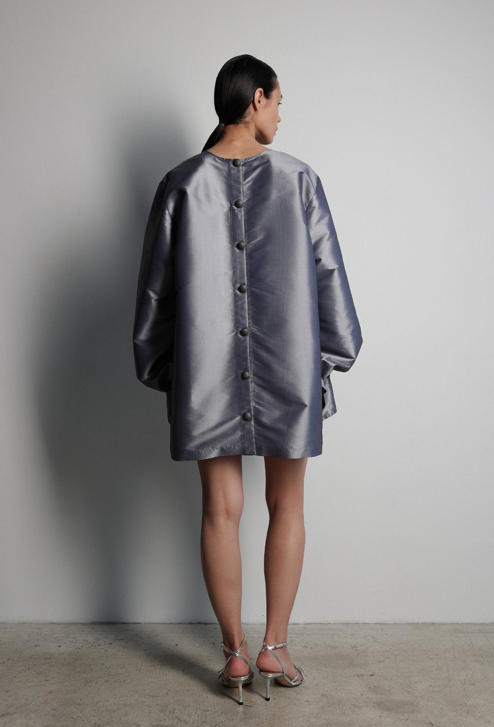 Платье серое мини с пуговицами - фото 117408