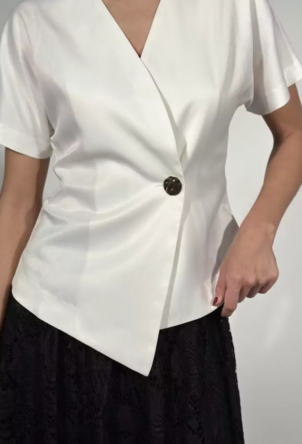 Блуза с акцентной пуговицей ivory - фото 118460
