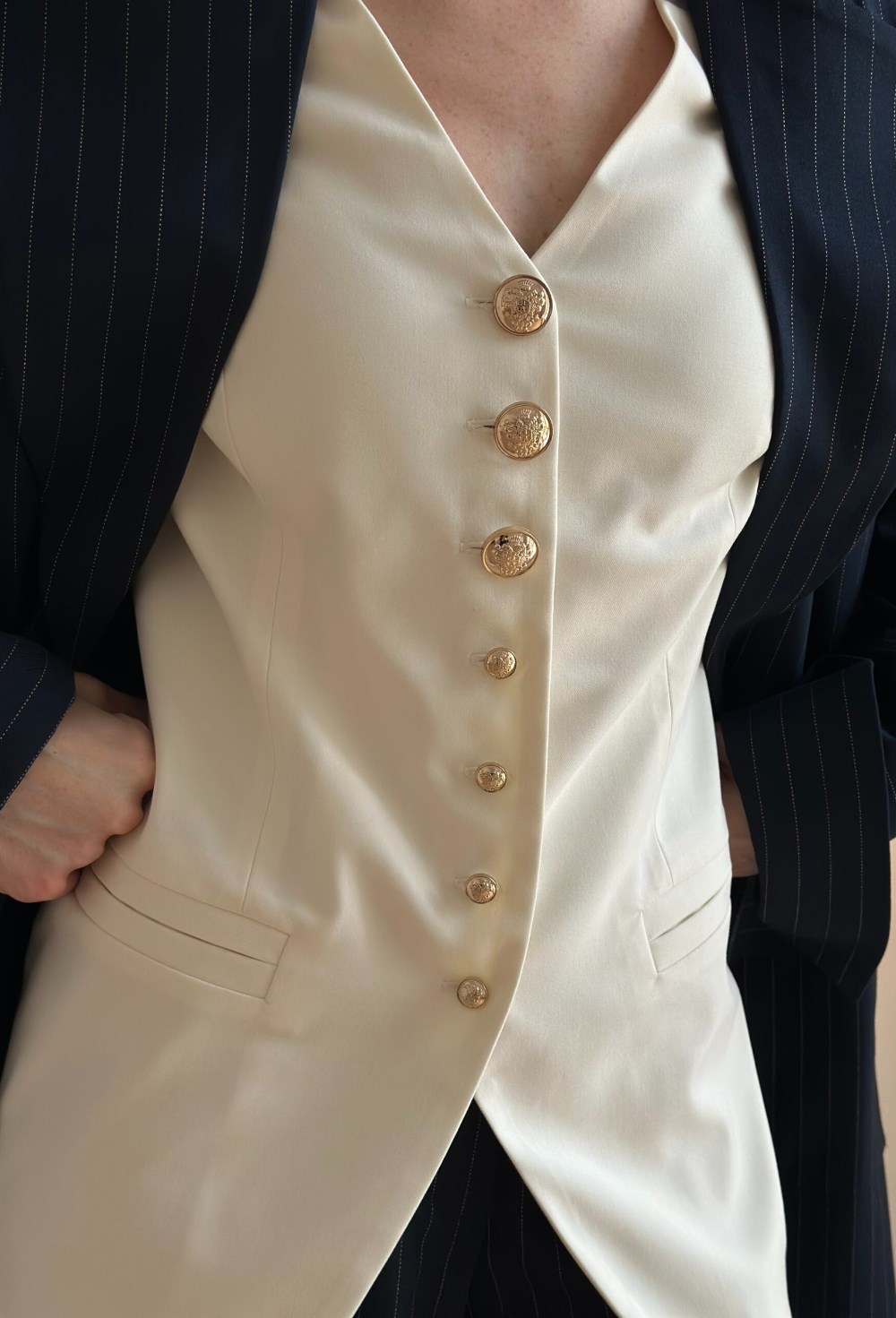 Жилетка в цвете сливочное масло - фото 118561