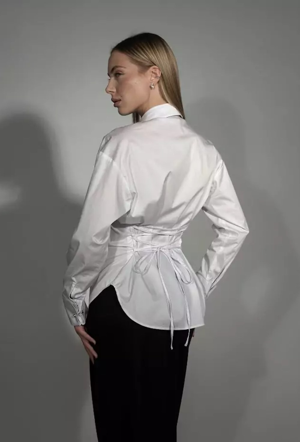 Рубашка с золотыми запонками и шнуровкой сзади - фото 118648