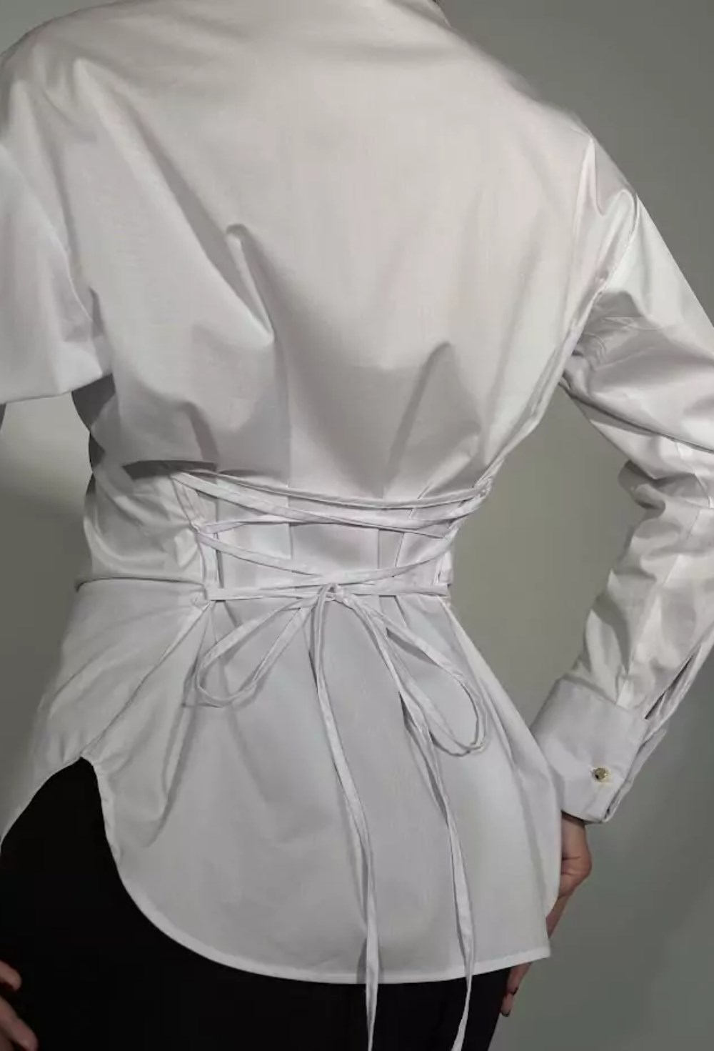 Рубашка с золотыми запонками и шнуровкой сзади - фото 118650