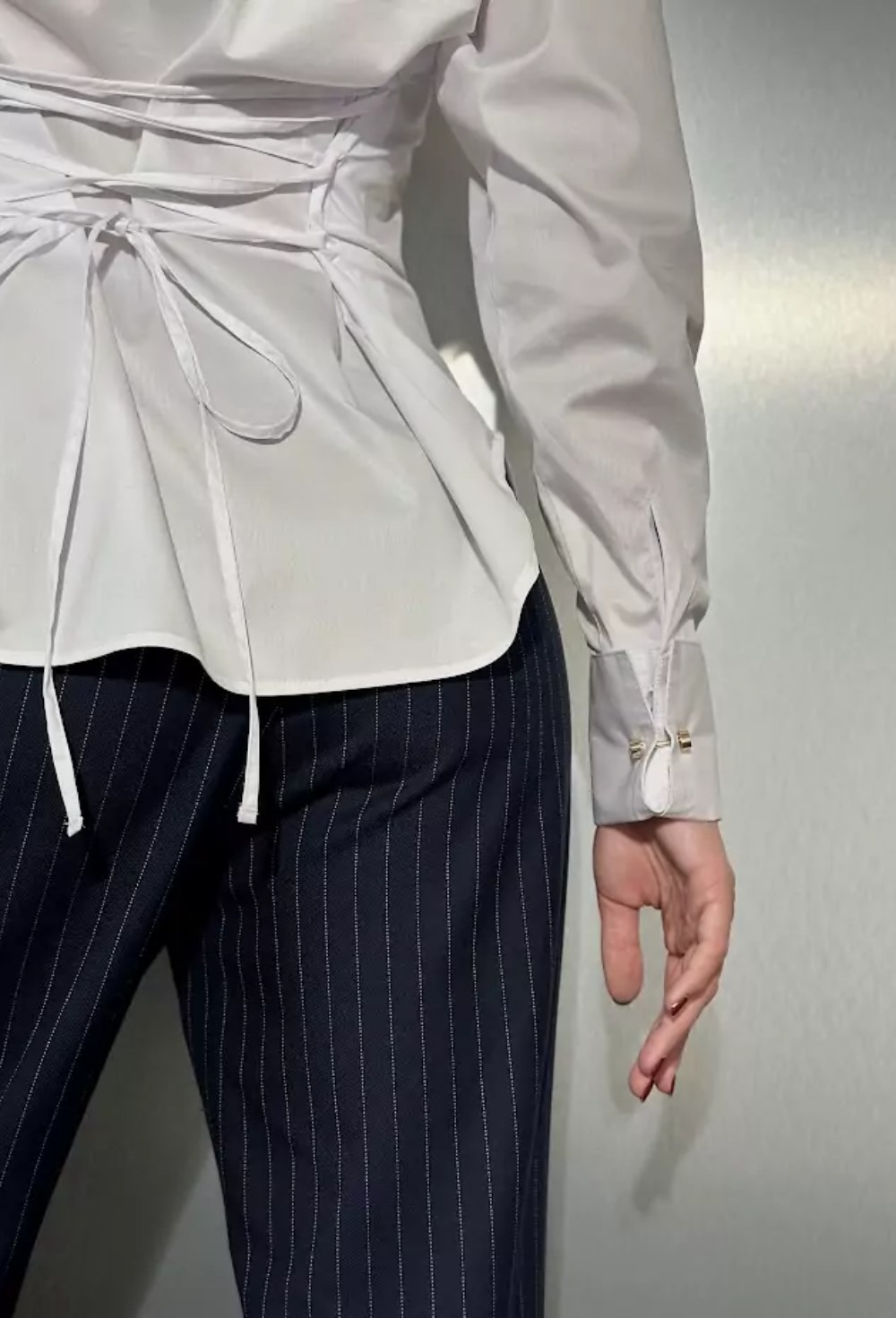 Рубашка с золотыми запонками и шнуровкой сзади - фото 118651