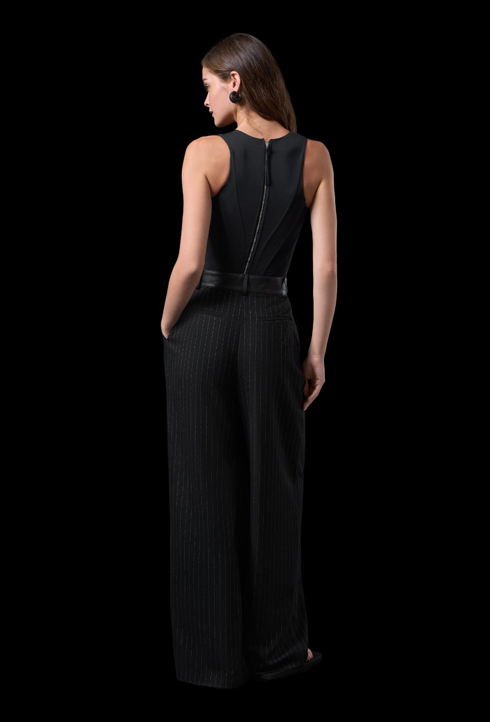 Классические брюки в полоску с кожаным поясом - фото 120277