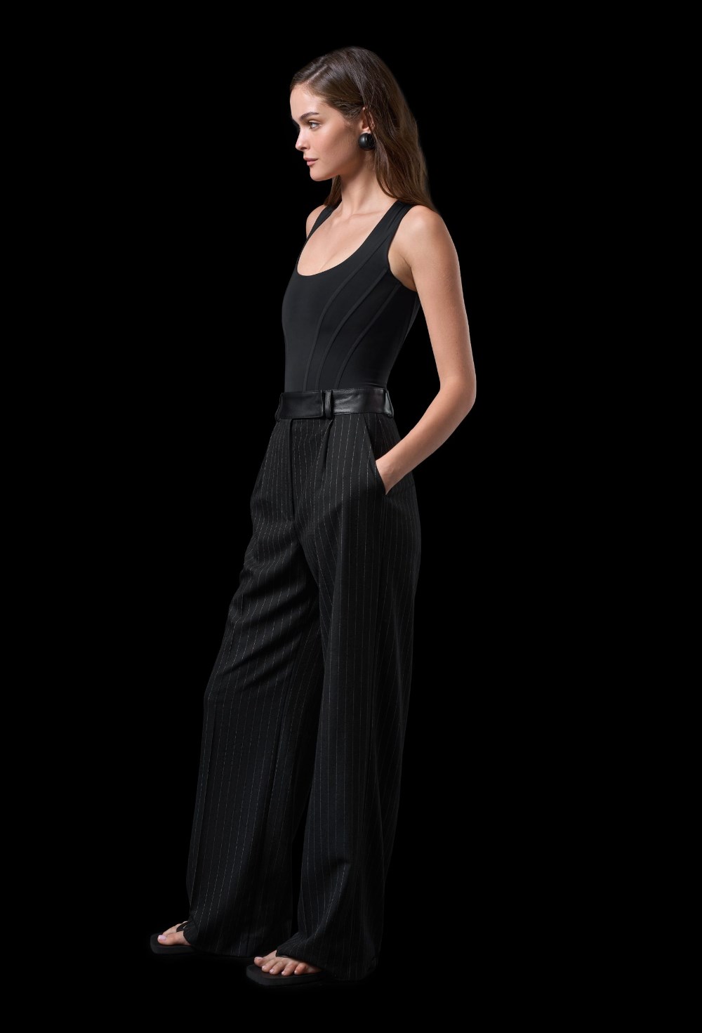 Классические брюки в полоску с кожаным поясом - фото 120278