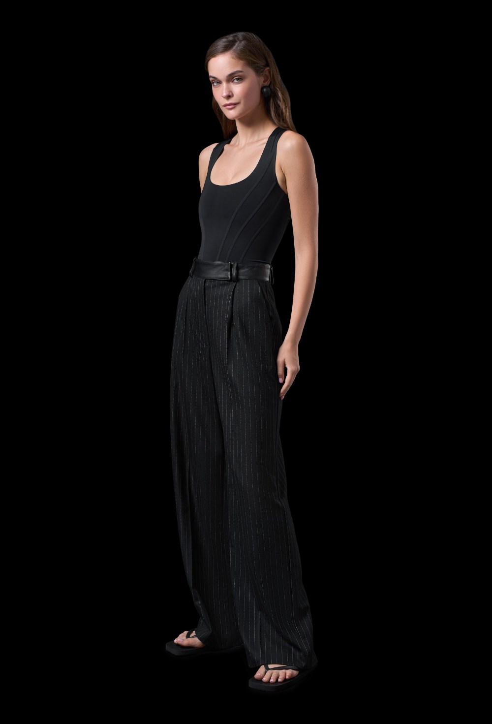 Классические брюки в полоску с кожаным поясом - фото 120279