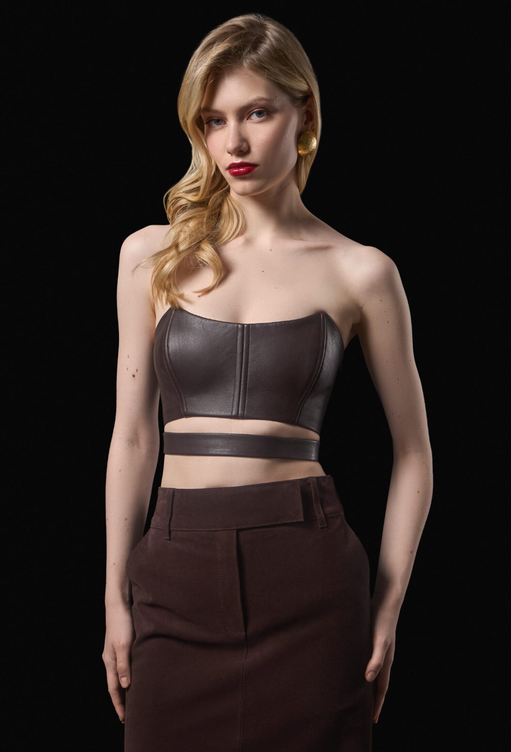 Темно-коричневая замшевая юбка миди - фото 120439