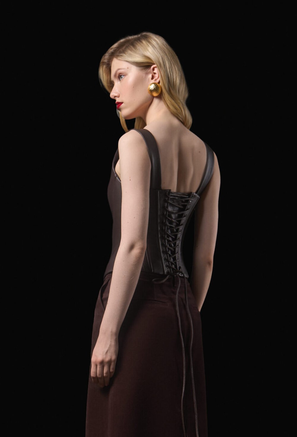 Темно коричневый кожаный корсет на молнии - фото 120443