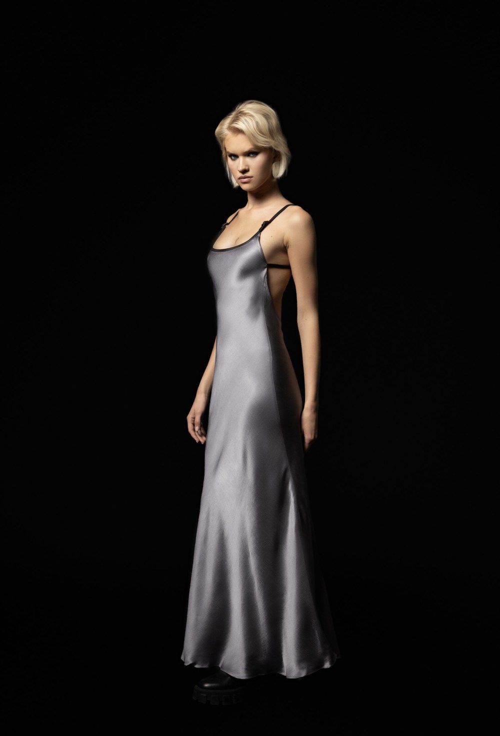 Серое платье комбинация с кожаными бретелями и открытой спиной - фото 120515