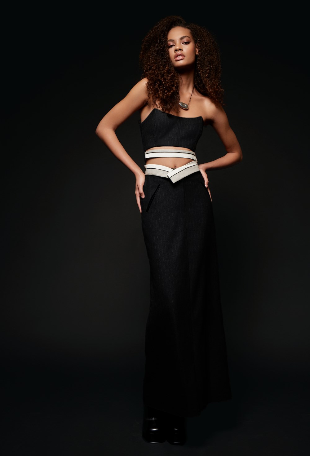 Классическая черная юбка миди в полоску - фото 120573