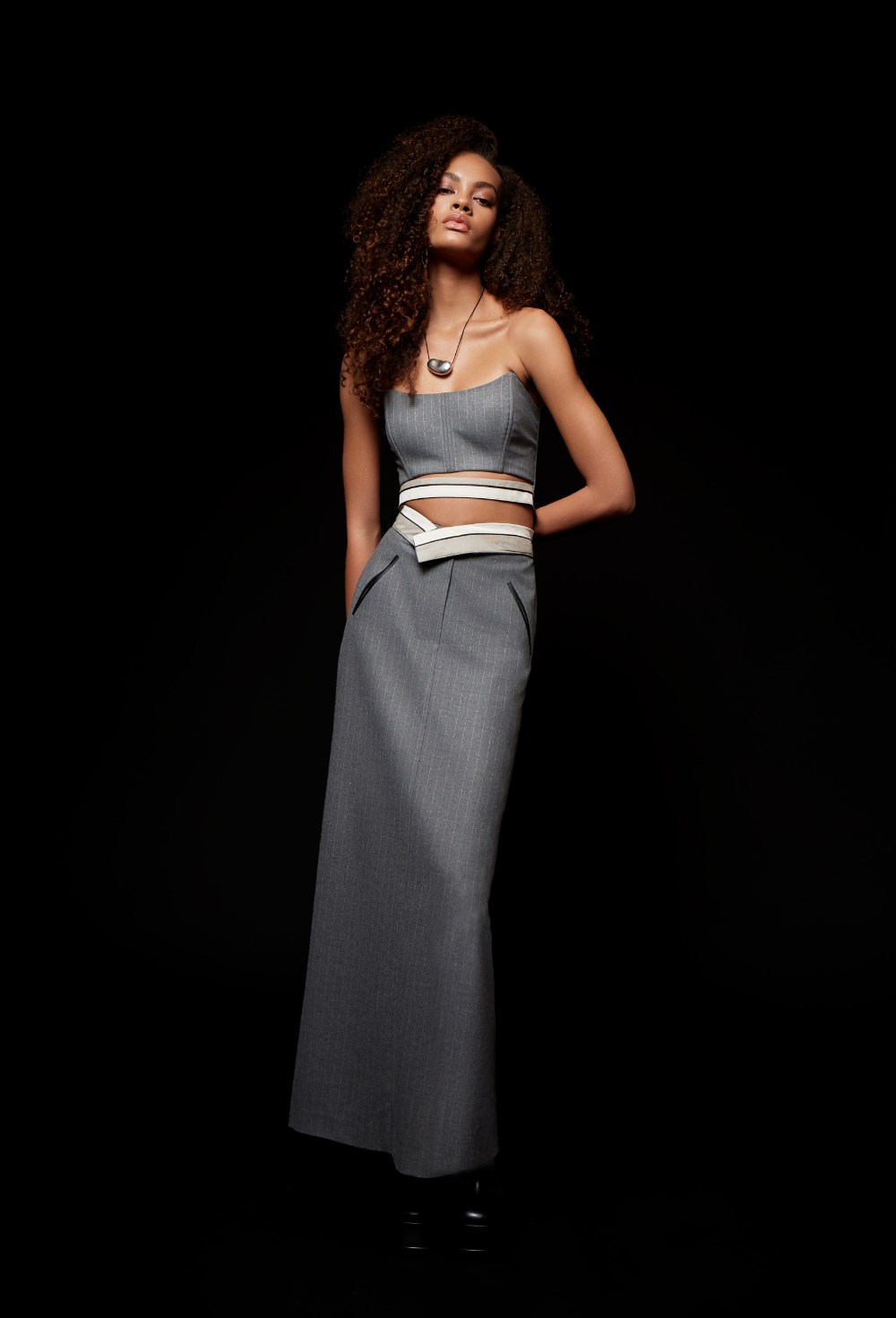 Классическая серая юбка миди в полоску - фото 120584