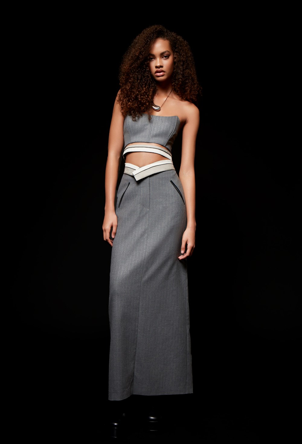 Классическая серая юбка миди в полоску - фото 120586