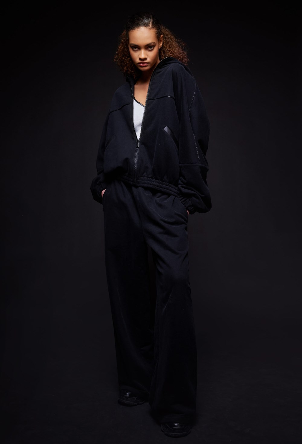 Черное zip худи с кожаной окантовкой - фото 120602