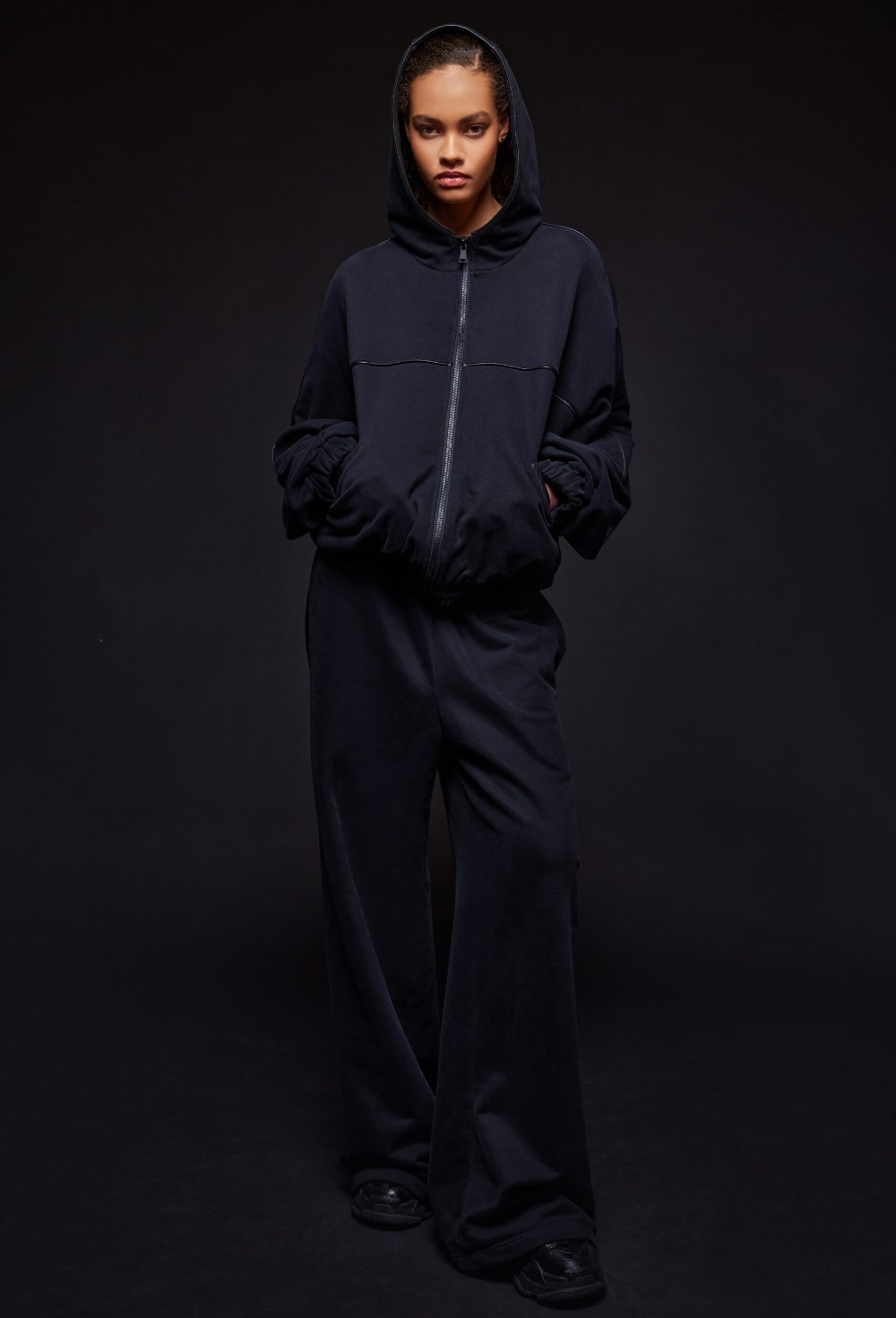 Черное zip худи с кожаной окантовкой - фото 120604